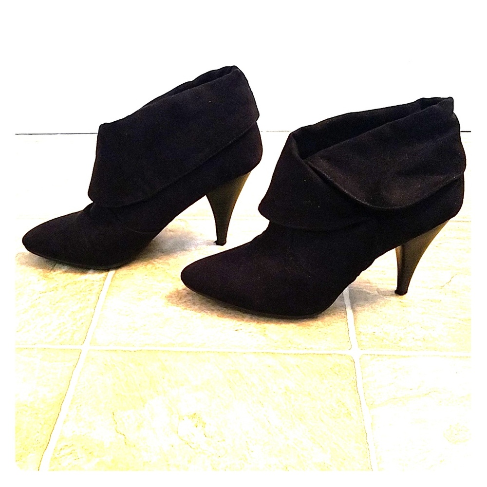 Black Dana Buchman ankle booties